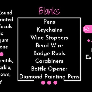 Puede incluir: Gr&aacute;fico negro con una lista de art&iacute;culos en blanco para manualidades, incluyendo bol&iacute;grafos, llaveros y tapones de vino. Tambi&eacute;n se enumeran extras como recambios de tinta y kits de cuentas. El texto tambi&eacute;n menciona "Listo para enviar" y "1-2 d&iacute;as h&aacute;biles."