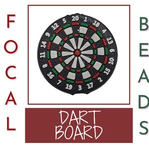 Puede incluir: Un tablero de dardos negro con anillos rojos y verdes alrededor de los números. Los números son blancos y el centro es rojo. El tablero de dardos está etiquetado como "DART BOARD" en letras rojas.