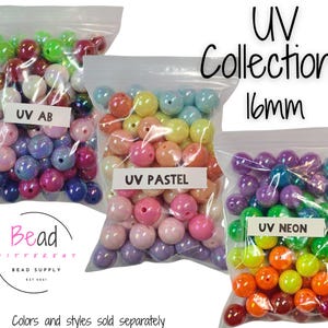 Puede incluir: Tres bolsas de pl&aacute;stico transparente llenas de cuentas de la colecci&oacute;n UV de 16 mm. Las bolsas est&aacute;n etiquetadas como "UV AB", "UV Pastel" y "UV Neon". Las cuentas son de varios colores, incluyendo rosa, morado, verde, naranja y amarillo. El texto "Colors and styles sold separately" est&aacute; en la parte inferior.