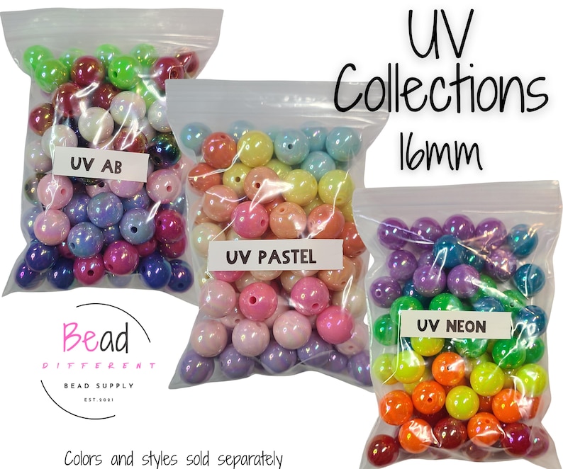 Puede incluir: Tres bolsas de pl&aacute;stico transparente llenas de cuentas de la colecci&oacute;n UV de 16 mm. Las bolsas est&aacute;n etiquetadas como "UV AB", "UV Pastel" y "UV Neon". Las cuentas son de varios colores, incluyendo rosa, morado, verde, naranja y amarillo. El texto "Colors and styles sold separately" est&aacute; en la parte inferior.