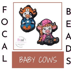 以下が含まれることがあります： 2つの愛らしい子牛のチャーム。1つは青いジャンプスーツとオレンジ色の帽子、もう1つはピンクの帽子とオーバーオールを着ています。チャームはゴム製で、ジュエリーやクラフトに遊び心を加えるのに最適です。