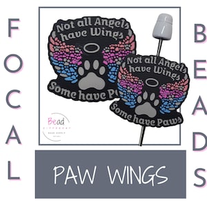 Può includere: Due ciondoli commemorativi colorati con il testo "Not all Angels have Wings, Some have Paws" e un'impronta di zampa. I ciondoli sono attaccati a uno spillo argentato.
