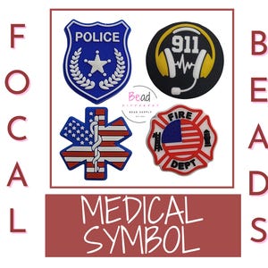 Puede incluir: Cuatro abalorios de silicona de colores con diferentes símbolos: una placa de policía, un símbolo médico, un símbolo de bomberos y un símbolo de emergencia 911. Los abalorios son todos rojos, blancos y azules.