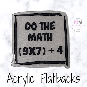 Peut inclure: Un dos plat en acrylique argenté avec le texte "DO THE MATH (9X7) + 4" en noir. Le dos plat est rectangulaire avec un bord noir. Les mots "Acrylic Flatbacks" sont écrits en noir en bas.