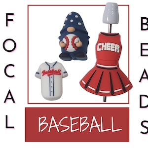 Puede incluir: Una colección de cuentas focales con temática de béisbol. Incluye una camiseta de béisbol, un gnomo sosteniendo una pelota de béisbol y una cuenta de uniforme de animadora roja. La palabra "BASEBALL" se muestra en un rectángulo rojo.