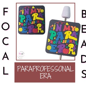 Puede incluir: Cuenta rectangular negra con el texto "IN MY PARAPROFESSIONAL ERA" en letras coloridas. La cuenta presenta un diseño de lápiz, manzana y rayo. Una cuenta blanca está unida en la parte superior.