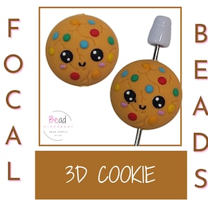Op de afbeelding: Twee 3D-cookie-focal beads met een schattig cartoon gezicht en kleurrijke sprinkles. De kralen zijn op een zilveren draad en hebben een witte top.