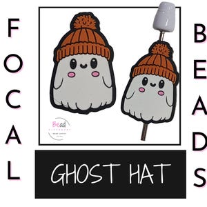 Op de afbeelding: Twee witte spookvormige bedels met oranje en bruine gebreide mutsen. De mutsen hebben een witte pompon bovenop. De bedels zijn voor het maken van sieraden. Focal Beads Ghost Hat
