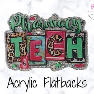 Può includere: Un flatback in acrilico con le parole "Pharmacy Tech" in verde e rosso, con dettagli animalier. Il design include pillole e un mortaio e pestello, con il testo "Acrylic Flatbacks" sottostante.