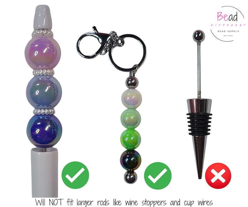 Puede incluir: Una colecci&oacute;n de accesorios con cuentas, que incluye un bol&iacute;grafo, un llavero y un tap&oacute;n de vino. El bol&iacute;grafo y el llavero presentan cuentas iridiscentes en tonos morados, verdes y azules. El tap&oacute;n de vino es plateado y negro. El texto de la imagen dice "Will NOT fit larger rods like wine stoppers and cup wires."