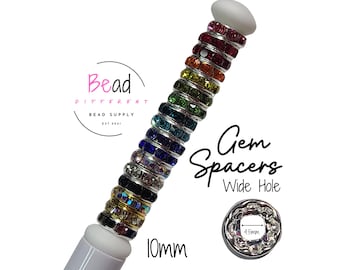Könnte beinhalten: Ein Stapel von 10mm breiten Edelstein-Abstandshaltern mit großem Loch, besetzt mit verschiedenfarbigen Kristallen in Rot, Orange, Gelb, Grün, Blau und Transparent auf silberfarbenem Metall. Der Text lautet Bead Different Bead Supply, Gem Spacers Wide Hole, 10mm und 4,5mm.