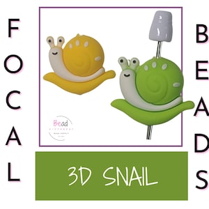 Op de afbeelding: Twee 3D slak kralen in geel en groen met witte accenten. De gele slak staat op een gele basis en de groene slak op een groene basis. De afbeelding bevat de tekst "3D SNAIL" en "BEADS".