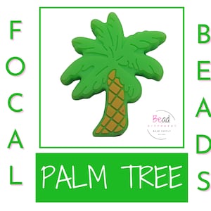 Könnte beinhalten: Eine grüne Palmenperle mit strukturiertem Design und braunem Stamm. Das Bild enthält den Text "PALM TREES" in einem grünen Feld und die Wörter "FOCAL BEADS" und "BEAD SUPPLY" in grünen Buchstaben.