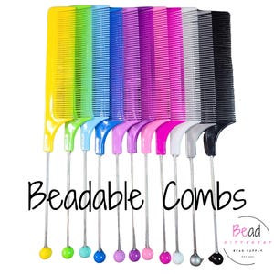 Puede incluir: Una colección de peines para abalorios de colores en varios tonos, incluyendo amarillo, verde, azul, morado, rosa, blanco y negro. Cada peine tiene un mango largo y delgado con una cuenta decorativa. Se muestra el texto "Beadable Combs".