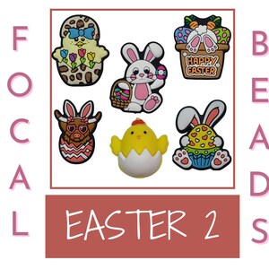 以下が含まれることがあります： 卵の中にいるひよこ、卵の入ったバスケットを持ったウサギ、ニンジンを持ったウサギ、卵の入ったバスケットを持ったウサギ、卵の入ったバスケットを持ったウサギ、卵の入ったバスケットを持ったウサギの6つのイースターをテーマにした靴のチャームのセット。チャームはすべてカラフルで、3D効果があります。チャームには「Easter 2」というラベルが貼られています。