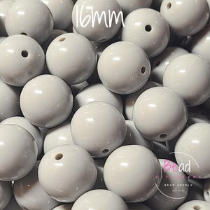 Puede incluir: Colección de cuentas redondas grises claras de 16 mm. Cada cuenta tiene un agujero perforado en el centro. Las cuentas son lisas y brillantes, adecuadas para la fabricación de joyas y manualidades.