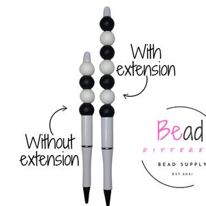 Könnte beinhalten: Zwei weiße Stifte mit schwarz-weißen Perlenaufsätzen. Ein Stift ist kürzer, mit der Aufschrift "Ohne Verlängerung", und der andere ist länger, mit der Aufschrift "Mit Verlängerung". Das Bild enthält den Text "Bead Different" und "Bead Supply Est. 2021."