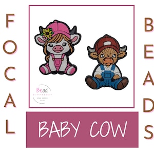 以下が含まれることがあります： ピンクの帽子とオーバーオールを着た子牛のチャームビーズと、赤い帽子と青いオーバーオールを着た子牛のチャームビーズの2つ。ビーズはゴム製で、漫画のような外観をしています。画像には「Bead Ditzzy」と「Bead Supply」のテキストが表示されています。