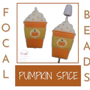 Op de afbeelding: Twee pompoenspecerij-latte-thema hangers in wit en oranje. De hangers hebben een pompoen en de tekst "Pumpkin Spice".