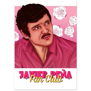 Könnte beinhalten: Illustration eines Mannes mit Schnurrbart, der ein rosa Hemd trägt, vor einem rosa Hintergrund mit weißen Blumenillustrationen. Der Text "JAVIER PEÑA Fan Club" ist in Rosa und Gelb dargestellt.