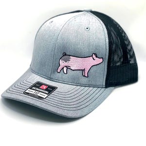 Gorra de camionero bordada con cerdo de trasero azul – Gorra Richardson 112 de la granja ganadera