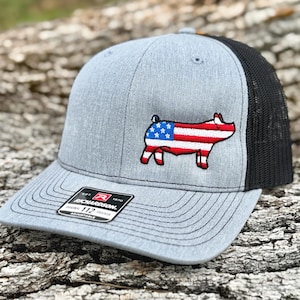 Gorra bordada con diseño de cerdo de la bandera estadounidense – USA Flag Richardson 112