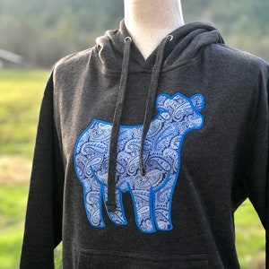 Sudadera con capucha bordada de novillo para exhibiciones ganaderas: sudadera acogedora de estilo western para aficionados a las exhibiciones ganaderas.