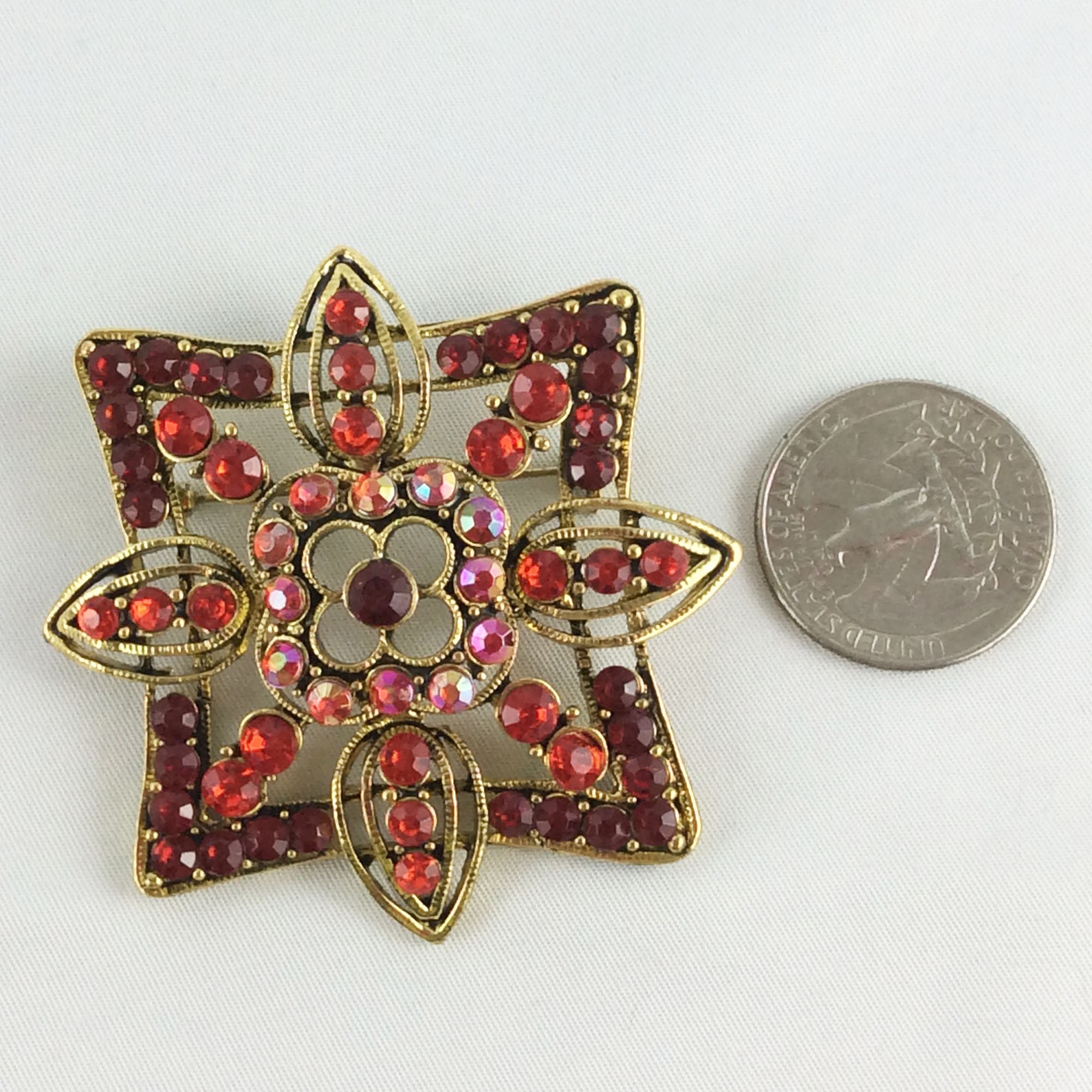 Jolie Broche Vintage – Miniature Corbeille De Fleurs – Émail – Occasion