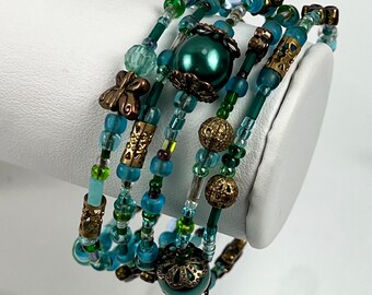 Hübsches Türkisblaues Bead Memory Wire Armband