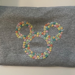 Bestickter Rundhalsausschnitt mit Disney Floral Stickerei