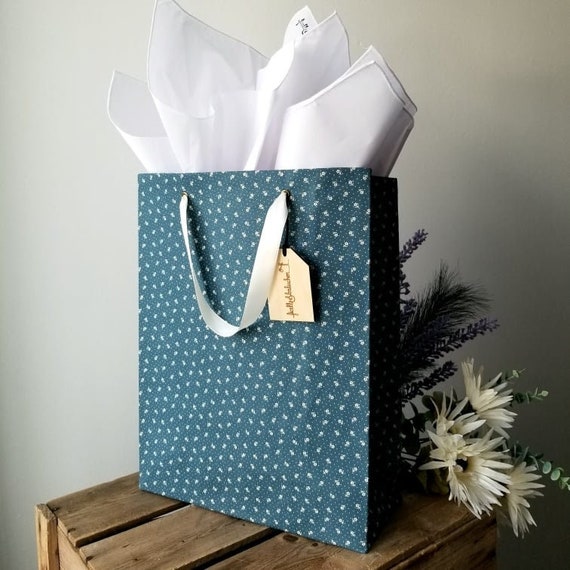 Grand Sac Cadeau Réutilisable En Tissu, Fleuri Blanc Cassé Sur