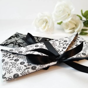 Enveloppe réversible en tissu, Flocons de neige sur fond noir et carreauté rouge et noir