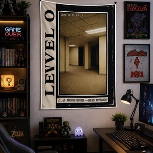 Peut inclure: Une tapisserie murale rectangulaire présentant un panneau latéral beige avec le texte LEVEL 0 et une image centrale d'un espace de bureau vide et faiblement éclairé aux murs jaunes. Le texte 1998-10-31 03:17 et ARCHIVE FOOTAGE - DO NOT APPROACH est visible.