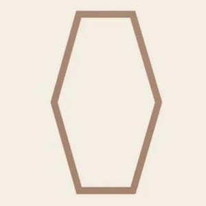 Op de afbeelding: Een eenvoudig, geometrisch ontwerp met een bruine, langwerpige zeshoekige vorm. De zeshoek is omlijnd met een effen bruine lijn tegen een crèmekleurige achtergrond. Het ontwerp is strak en minimalistisch.