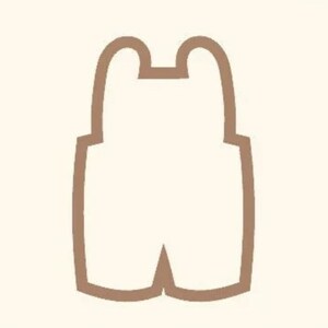 Puede incluir: Un contorno marrón de un cortador de galletas de peto sobre un fondo crema. El cortador tiene dos correas y un babero, con perneras tipo pantalón corto. La forma general es simple y limpia.