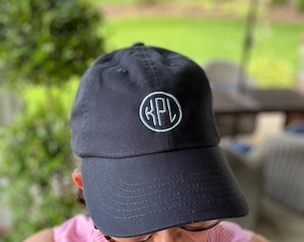 Gorra de papá de sarga lavada con monograma: regalo personalizado para despedida de soltera