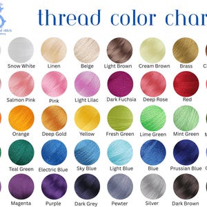 Pu&ograve; includere: Una tabella dei colori del filo mostra una variet&agrave; di colori del filo. La tabella include una gamma di colori, dal bianco e beige alle tonalit&agrave; vivaci come il rosso, il verde e il blu. Il testo "thread color chart" &egrave; visualizzato in blu.