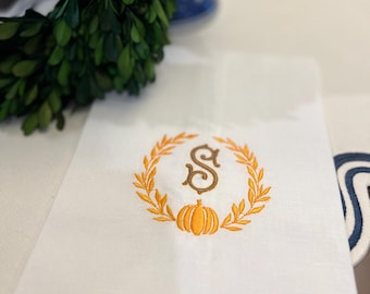 Toalla de lino con monograma para invitados: decoración otoñal con corona de calabaza