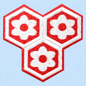 Puede incluir: Tres flores blancas con centros rojos están bordadas en un patrón de panal en un fondo rojo. Las flores están delineadas en blanco.