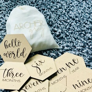 Accessoire photo d’étape mensuelle pour bébé en bois, cartes d’étape pour bébé, signes de mois pour bébé, ensemble de 13, cadeau de douche de bébé, sac souvenir personnalisé