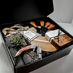 Gepersonaliseerde cadeauset van acaciahout voor nieuwe huiseigenaren - gegraveerde luxe cadeauset | Custom housewarming, bruiloft, klant of kerstcadeau