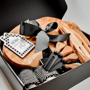 Gepersonaliseerde olijfhouten kartonnen geschenkdoos - saladetang, kaasgerei en gepersonaliseerd label| Housewarming, bruiloft, kerstcadeau, onroerend goed