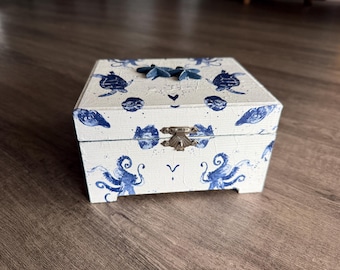 Caja pequeña con decoupage de conchas marinas: decoración rústica de playa con temática de tortugas marinas y pulpos