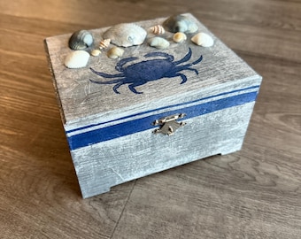 Caja de baratijas con decoupage de conchas marinas: decoración rústica de playa con cangrejo