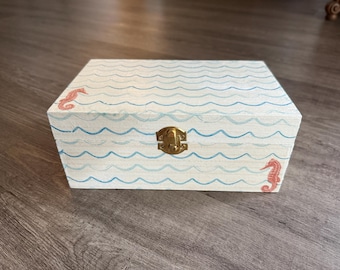 Joyero rústico de conchas y caballitos de mar, decorado a mano y decorado con decoupage