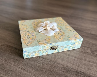 Joyero, baratija y caja de recuerdos con conchas marinas decoupage rústicas
