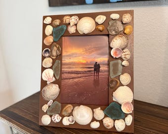 Marco de fotos de playa con conchas marinas, 5x7, madera marrón, hecho a mano con conchas y vidrio marino.