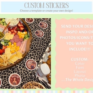 Pu&ograve; includere: L'immagine mostra adesivi personalizzati con il testo "CUSTOM STICKERS" e "Choose a template or create your own design!". &Egrave; presente anche un tagliere di salumi con cibo e adesivi rotondi con l'immagine di una donna.