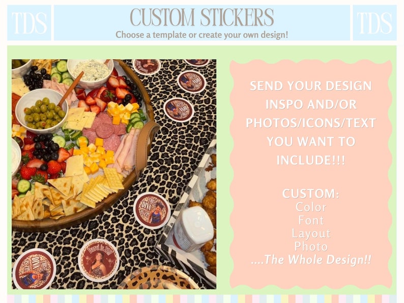 Pu&ograve; includere: L'immagine mostra adesivi personalizzati con il testo "CUSTOM STICKERS" e "Choose a template or create your own design!". &Egrave; presente anche un tagliere di salumi con cibo e adesivi rotondi con l'immagine di una donna.
