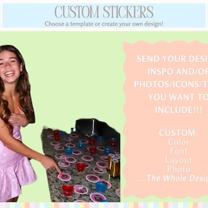 Pu&ograve; includere: Immagine che promuove adesivi personalizzati. Il testo recita "CUSTOM STICKERS" e "Scegli un modello o crea il tuo design!". L'immagine include anche il testo "INVIA IL TUO DESIGN INSP E/O FOTO/ICONE/TESTO CHE VUOI INCLUDERE!!!".